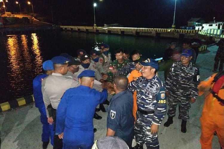 Tim SAR gabungan menggelar apel persiapan  di Pelabuhan Tual untuk melanjutkan pencarian 10 penumpang speedboat yang hilang di peraiaran Maluku Tenggara, Kamis (4/6/20920)