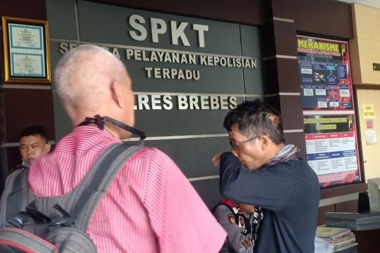 Seorang wartawan TV lokal, Agus Supramono melapor ke Mapolres Brebes setelah dikeroyok orang saat melakukan peliputan di Balai Desa Cimohong, Kabupaten Brebes, Rabu (2/9/2020)
