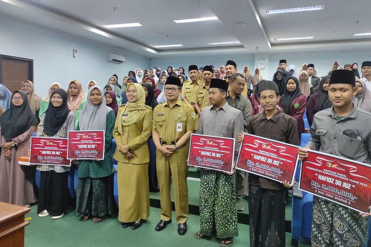 Para penghafal Al-Qur'an di Demak saat menerima bantuan sosial uang senilai Rp 200 juta di Ballroom Wakil Bupati Demak, Senin (22/4/2024). 