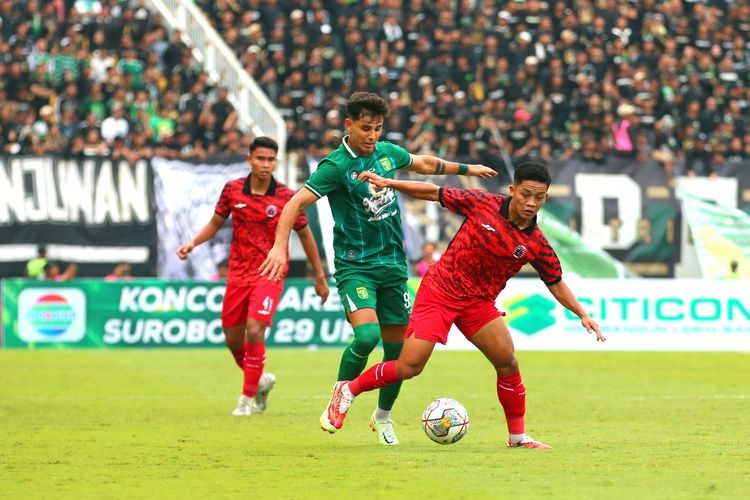 Aksi pada laga persahabatan Persebaya vs Persija di Stadion Gelora Bung Tomo, Surabaya, pada (Minggu (18/6/2023).