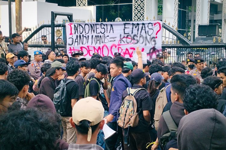 Robohkan Gerbang DPRD Sumut, Mahasiswa Nommensen Kecewa Lihat Rektornya Ada di Dalam Kompleks Parlemen