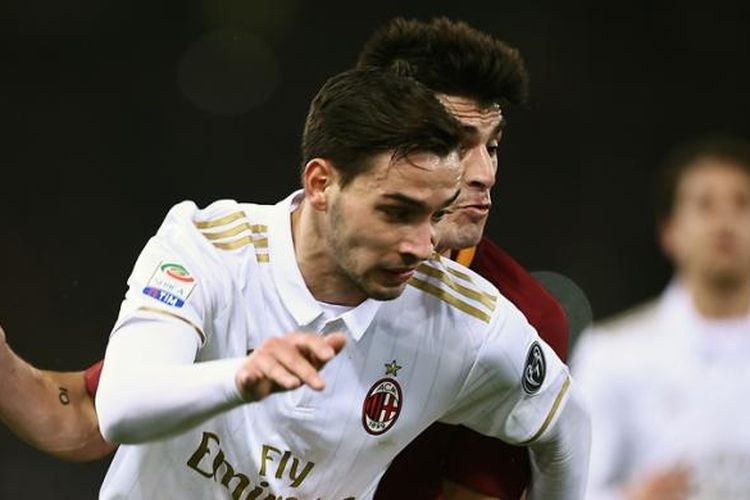 Pemain belakang AC Milan, Mattia De Sciglio, menjalani partai kontra AS Roma pada lanjutan Serie A di Stadion Olimpico, 12 Desember 2016.