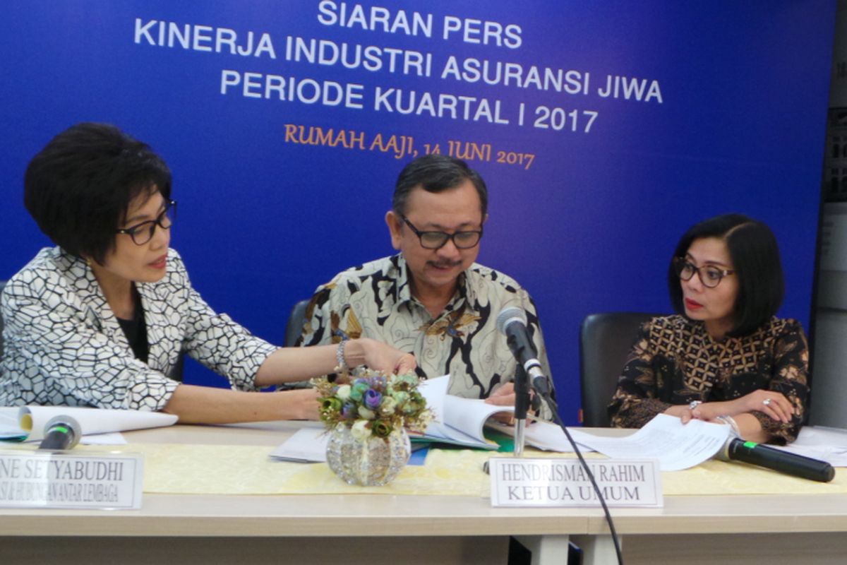 Konferensi pers Asosiasi Asuransi Jiwa Indonesia mengenai kinerja pada kuartal pertama 2017. Dalam foto tersebut (kiri ke kanan) Ketua Bidang Komunikasi dan Hubungan Antar Lembaga AAJI Christine Setyabudhi, Ketua Umum AAJI Hendrisman Rahim, dan Kepala Departemen Hubungan Antar Lembaga AAJI Nelly Husnayati, di Gedung AAJI, Jakarta Pusat, Rabu (14/6/2017).