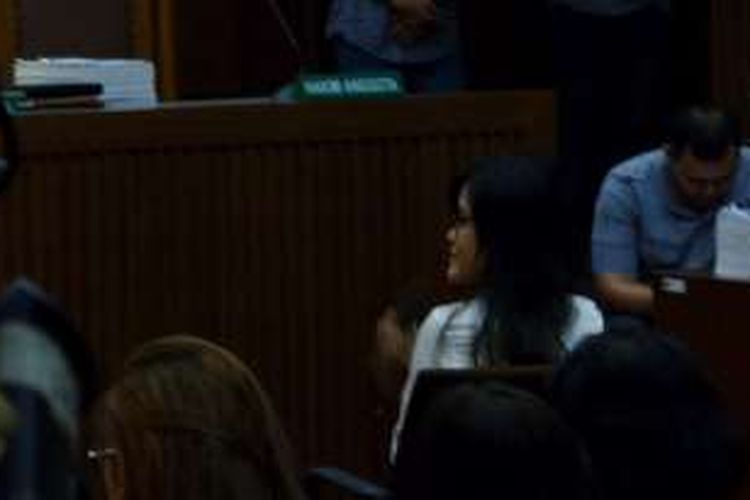 Terdakwa kasus kematian Wayan Mirna Salihin, Jessica Kumala Wongso, memberi keterangan dalam sidang lanjutan di Pengadilan Negeri Jakarta Pusat, Rabu (28/9/2016). Agenda sidang adalah pemeriksaan terdakwa.
