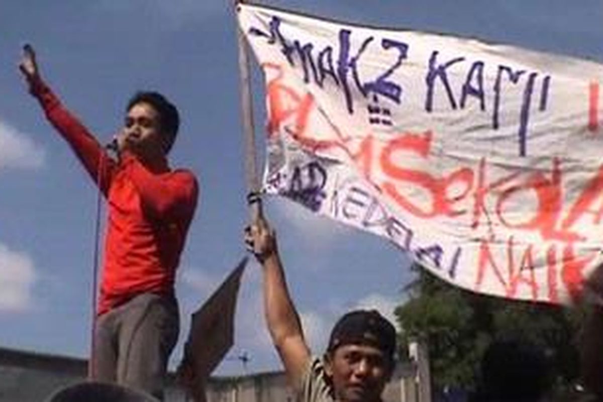 Ratusan perajin kedelei dan pedagang tahu menggelar aksi di pertigaan jalan utama, tepatnya di Tugu Kartasura pada Rabu (25/7/2012) 