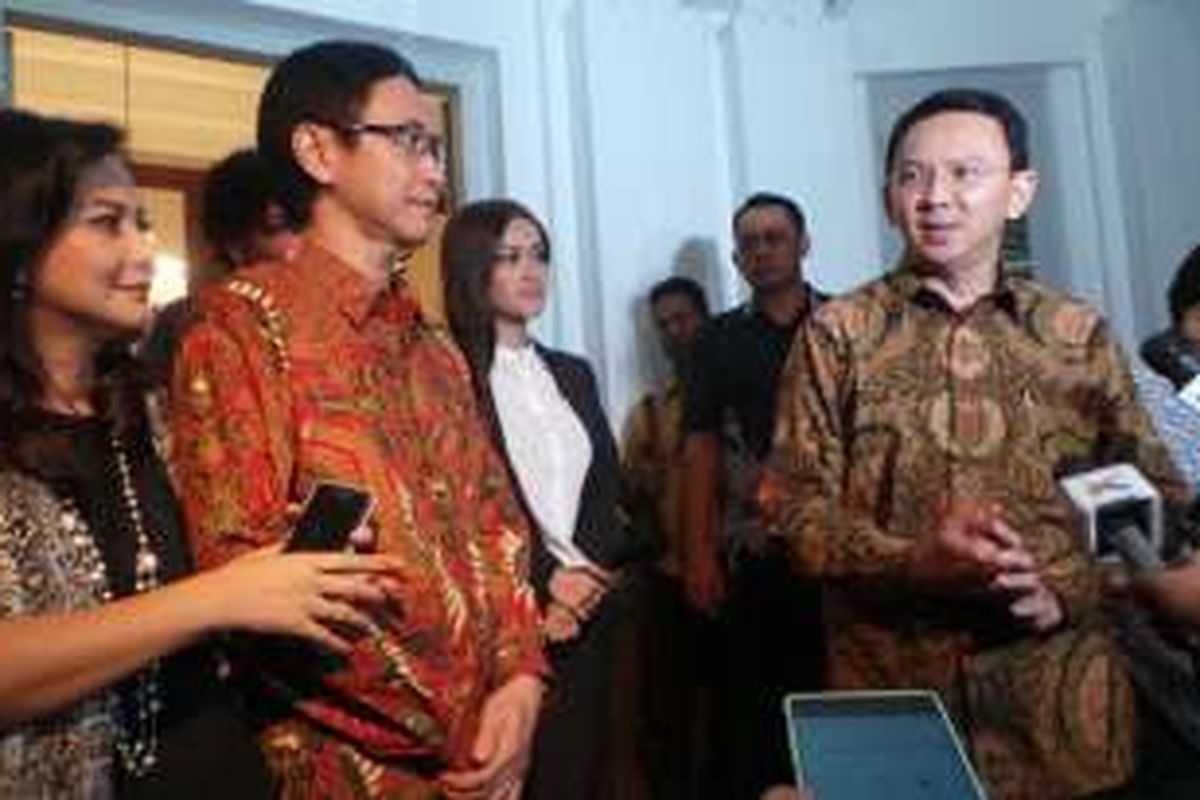 Gubernur DKI Jakarta Basuki Tjahaja Purnama bersama musisi Addie MS, Memes, serta artis Julia Perez. Mereka ditemui seusai jamuan makan malam bersama Ahok, di rumah dinas gubernur, Jalan Taman Suropati Nomor 7, Menteng, Jakarta Pusat, Selasa (29/3/2016). 