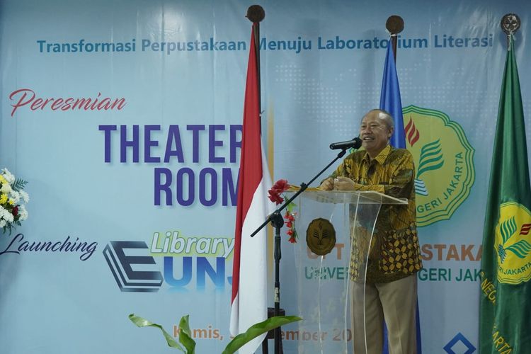Rektor UNJ Prof. Komarudin saat meresmikan theater room dan meluncurkan e-library di kampus UNJ, Jakarta pada Kamis, 3 November 2022.