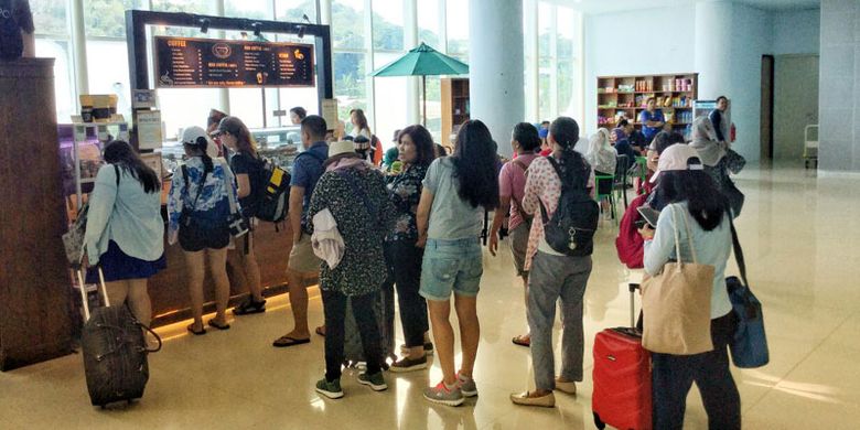 Para pengunjung La Bajo Flores Coffee yang terletak di Bandara Komodo, Labuan Bajo, Manggarai Barat, Nusa Tenggara Timur, Sabtu (14/4/2018).