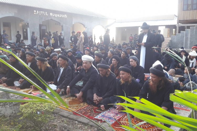 Ratusan jemaah An Nadzir di pesisir danau Mawang, Kelurahan Romanglompoa, Kecamatan Bontomarannu, Kabupaten Gowa, Sulawesi Selatan menggelar lebaran idul fitri. Kamis, (14/6/2018). 