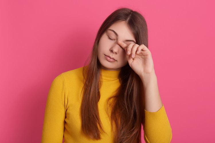 5 Cara Mudah Mengatasi Mata Sembab Usai Menangis Menurut Dokter Kulit