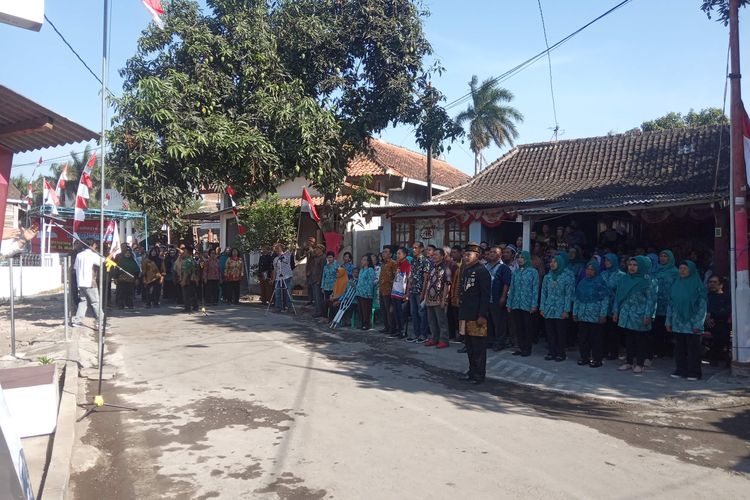 Warga Temenggungan, Ambarawa Kabupaten Semarang mengadakan upacara memeringati Hari Kesaktian Pancasila