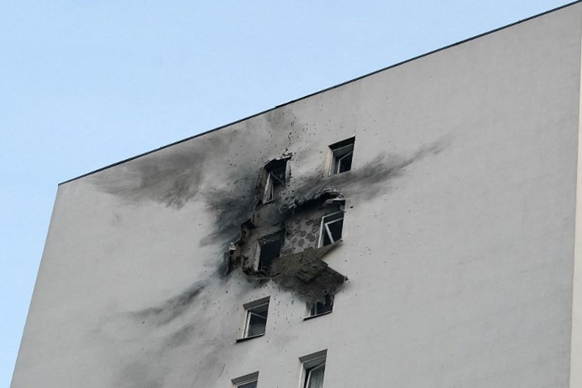 Sebuah pemandangan menunjukkan bangunan apartemen yang rusak di kompleks perumahan setelah serangan pesawat nirawak di desa Sapronovo di wilayah Moskwa, Rusia pada 11 Maret 2025. Ukraina menargetkan Moskwa dengan puluhan pesawat nirawak dalam serangan besar-besaran pada malam hari, akata wali kota kota itu pada 11 Maret 2025.