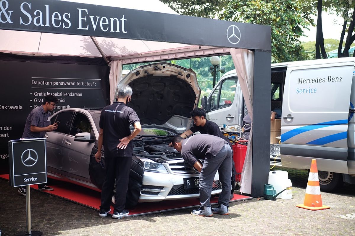 Ilustrasi servis mobil Mercedes-Benz