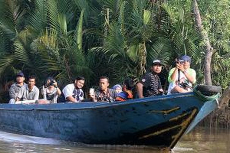 Wisatawan menyusuri Sungai Hitam di Kabupaten Kutai Kartanegara, Kalimantan Timur, beberapa minggu lalu. Kawasan ini merupakan habitat bekantan. Menariknya, wisatawan mudah melihat satwa pemalu tetapi liar ini di Sungai Hitam karena kawanan primata itu terbiasa dengan kehadiran manusia.