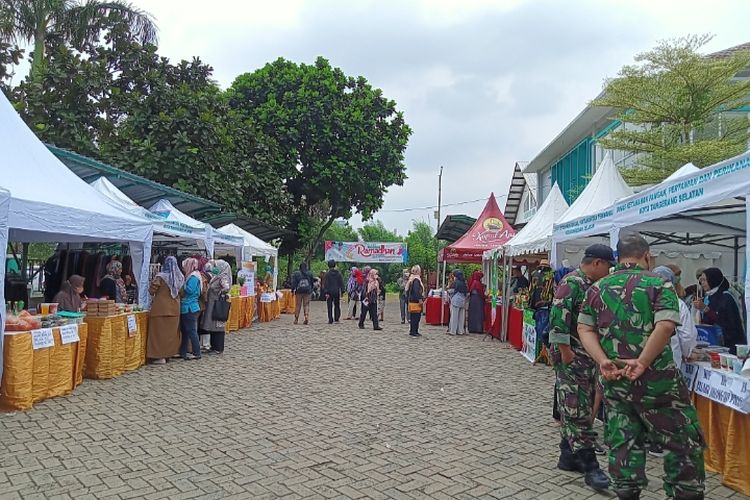 Bazar Jelang Ramadhan di Kantor Kecamatan Pondok Aren, Tangerang Selatan, Selasa (29/3/2022)