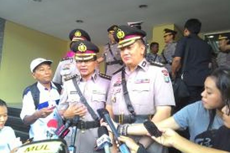 Komisaris Besar Martinus Sitompul (kiri) resmi dirotasi jabatannya sebagai Kepala Bidang Humas Polda Metro Jaya pada Jumat (22/5/2015). Posisinya digantikan oleh mantan Kepala Polres Jakarta Utara Komisaris Besar Muhammad Iqbal (kanan). 