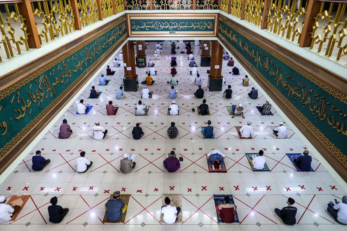 Umat Muslim menunaikan shalat Jumat di Masjid Agung Al-Barkah, Kota Bekasi, Jawa Barat, Jumat, (29/5/2020). Kota Bekasi menjajaki hidup normal baru atau new normal dengan mengizinkan warganya kembali menggelar shalat Jumat di masjid di 50 kelurahan zona hijau atau bebas Covid-19 pada Jumat (29/5/2020). Shalat Jumat digelar dengan protokol ketat pencegahan Covid-19 dan hanya diikuti terbatas oleh warga yang bermukim di sekitar masjid.