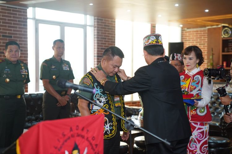 Kepala Staf Angkatan Darat (KSAD) Jenderal Dudung Abdurachman dianugerahi sebagai warga kehormatan utama masyarakat adat Dayak saat melakukan silaturahmi  dengan Majelis Adat Dayak Nasional (MADN) di Jakarta, Kamis (21/7/2022).