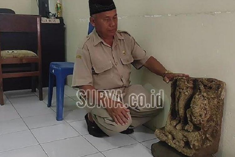 Perangkat Desa Kamulan, Kecamatan Durenan, Kabupaten Trenggalek Tunjukkan Arca yang ditemukan warganya.