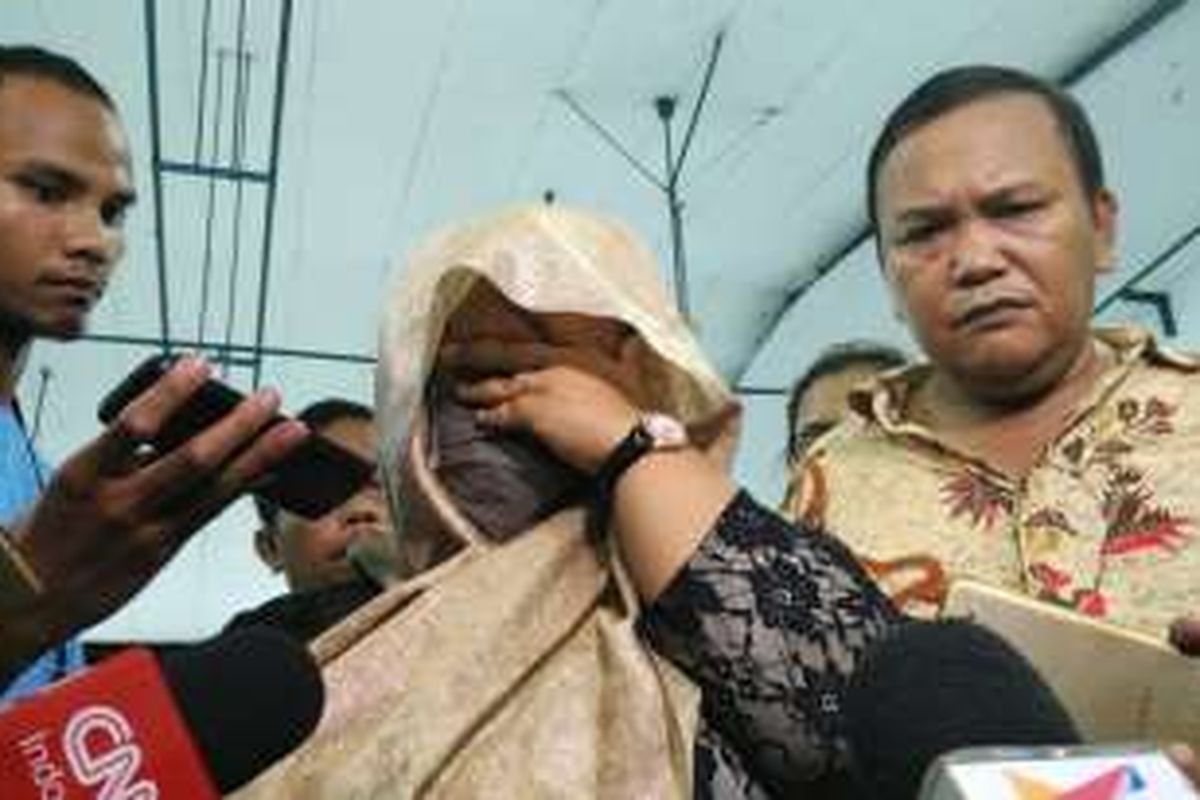 Istri jenazah terpidana mati Michael Titus Igweh, Fellicia, tiba di Rumah Duka Bandengan, Jakarta Utara, Jumat (29/7/2016) malam.