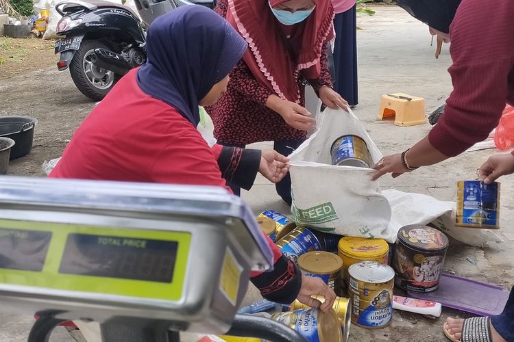 Sejumlah ibu rumah tangga ikut dalam memilah sampah di Pedukuhan Jogahan, Kalurahan Temon Wetan, Kapanewon Temon, Kabupaten Kulon Progo, Daerah Istimewa Yogyakarta.