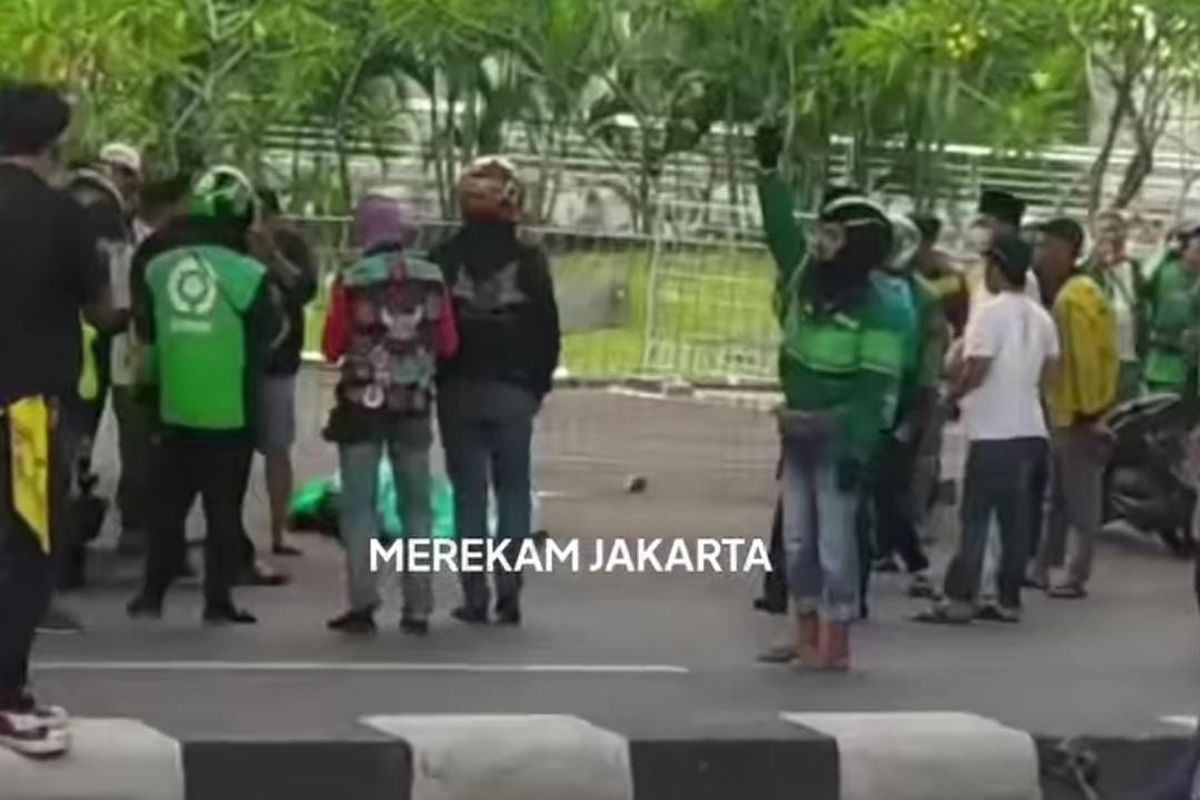 Foto tangkapan layar. Pengendara Ojol tewas tergeletak di samping motornya, di Jalan Pangeran Antasari, Jakarta Selatan, Minggu (18/6/2023).