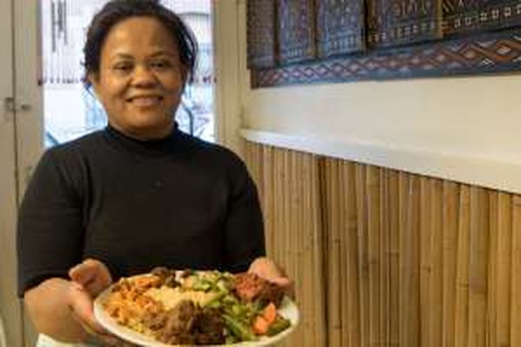 Dina Salle, memegang sepiring nasi rames di Rumah Makan Anugerah, Rotterdam, Belanda.