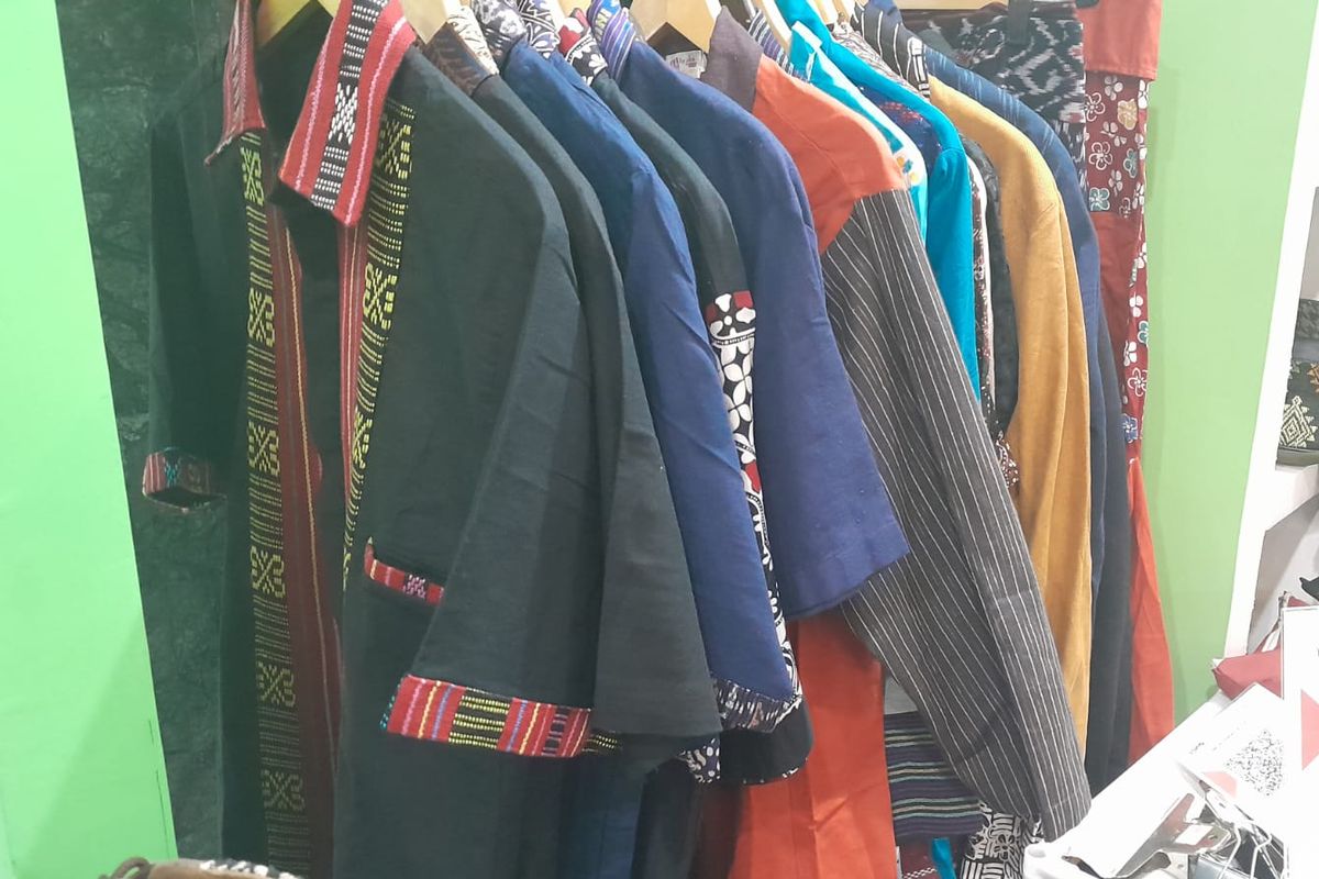 Produk Baju Mejikuhibiniu Butik Paduan dengan Kain Tradisional Indonesia