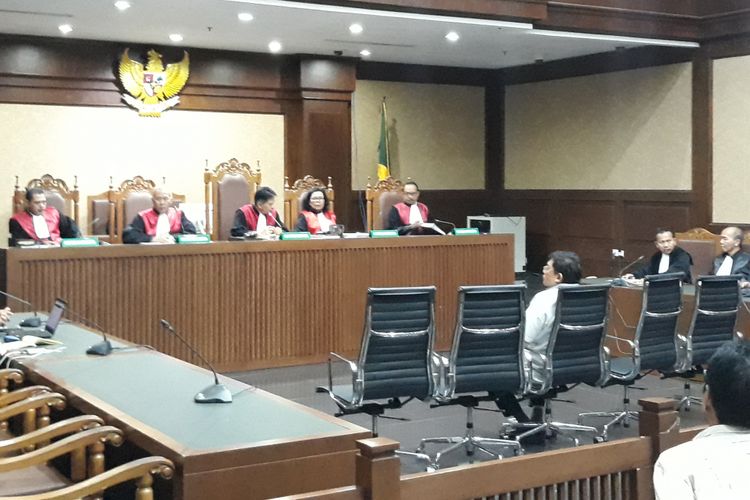 Advokat Lucas duduk di kursi terdakwa di Pengadilan Tipikor Jakarta, Kamis (29/11/2018).