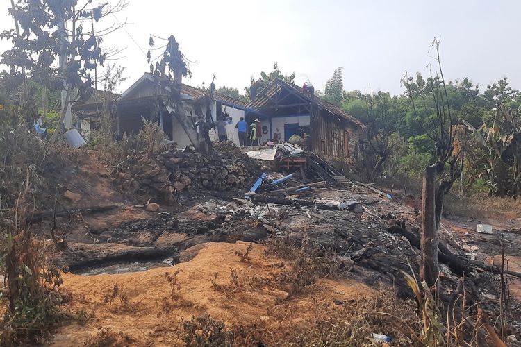 Kondisi rumah yang terbakar di Desa Plantungan, Kecamatan Blora, Kabupaten Blora, Jawa Tengah, Minggu (7/4/2024)