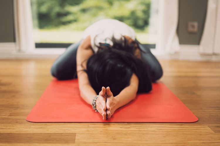 Melakukan gerakan yoga adalah salah satu cara mengatasi CTS pada ibu hamil