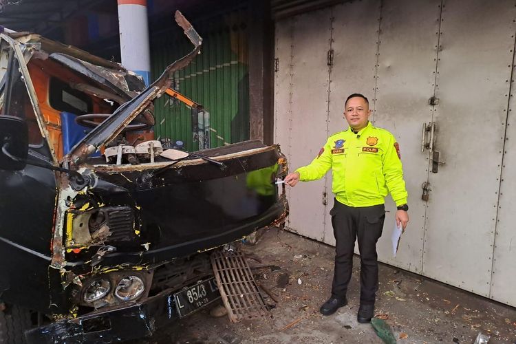 Truk Mitsubishi Fuso yang terlibat kecelakaan dengan Toyota Hiace di Kota Malang, Jawa Timur, Jumat (24/5/2024).