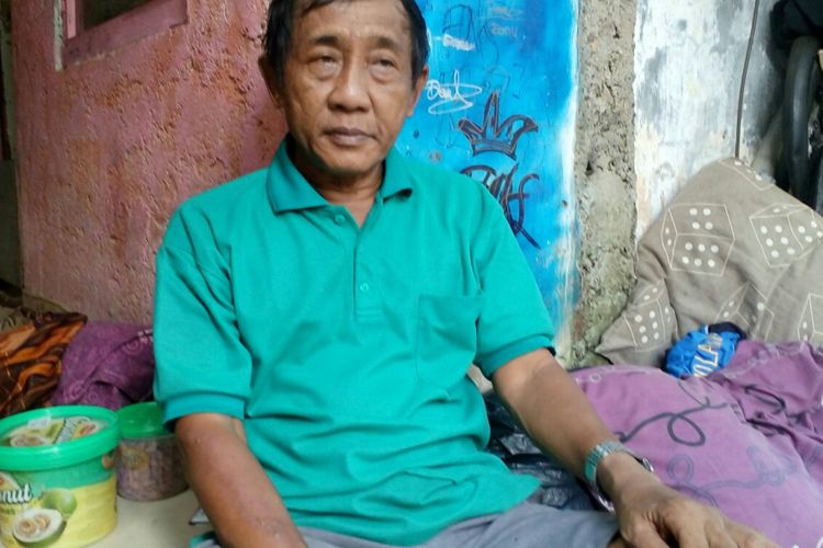 Suwarno (60), ketua RT 9 Komplek Bima, jalan Teratai, Kembangan, Jakarta Barat, Senin (10/7/2017). 