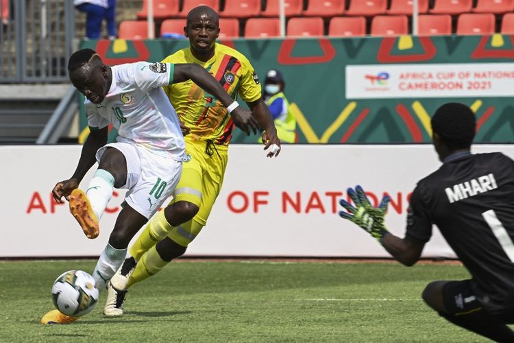 Pertandingan antara Senegal dan Zimbabwe pada matchday pertama Grup B Piala Afrika 2021 di Stade de Kouekong, Kamerun, Senin  (10/1/2022) malam WIB. Terlihat bintang Liverpool Sadio Mane (kiri) menyepak bola ke arah gawang Zimbabwe, tetapi tak membuahkan gol.