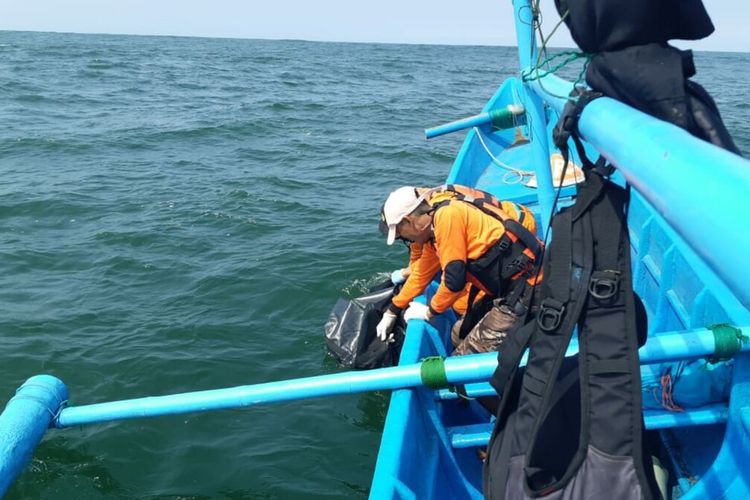 Petugas SAR Gabungan Mengevakuasi Jenasah Korban Hilang Pantai Goa Cemara Sabtu (8/8/2020)