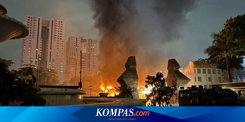 Update Situasi Sekitar Polda Metro Jaya Pukul 21.36 WIB