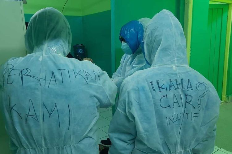 Petugas instalasi pemulasaraan jenazah RSUD Seokardjo Kota Tasikmalaya, protes insentif Covid-19 tak kunjung cair selama ini dengan menuliskan kata-kata protes pada hazmat-nya, Kamis (20/8/2020) dini hari tadi.