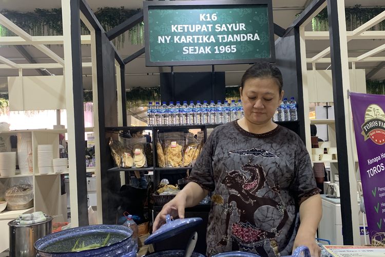 Liana, generasi kedua Ketupat Cap Go Meh Gloria Ny. Kartika Tjandra saat ditemui di  Halalicious Food Festival 2025, Rabu (8/10/2025).
