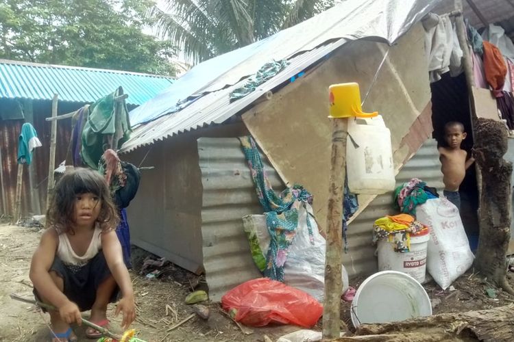 Bocah pengungsi di Dusun Wailusung, Desa Liang, Kecamatan Salahutu, Kabupaten Maluku Tengah, Kamis (24/10/2019) bermain di tempat pengungsian mereka yang dibuat dari bekas rumah rumah yang hancur akibat gempa