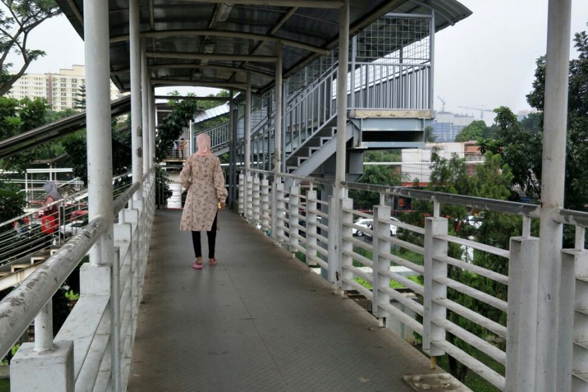 Kondisi jembatan penyeberangan orang (JPO) Stasiun Tanjung Barat, Jagakarsa, Jakarta Selatan, Selasa (13/2/2018).