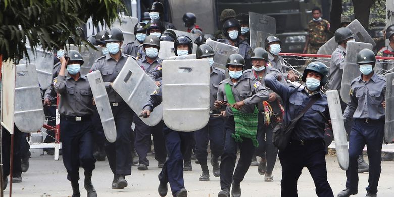 Police charge forward to disperse protesters in Mandalay, Myanmar on Saturday, Feb. 20, 2021. Security forces in Myanmar ratcheted up their pressure against anti-coup protesters Saturday, using water cannons, tear gas, slingshots and rubber bullets against demonstrators and striking dock workers in Mandalay, the nation's second-largest city. (AP Photos)