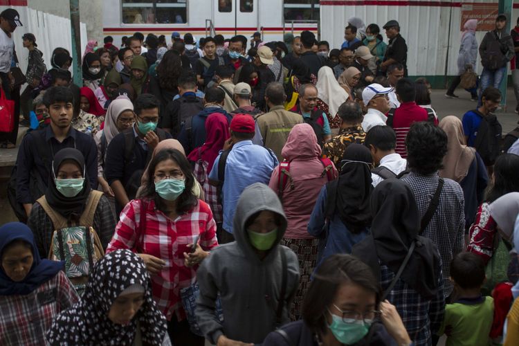 Sejumlah warga mengenakan masker untuk mengantisipasi penyebaran virus corona (COVID-19) di Stasiun Manggarai, Jakarta Selatan, Kamis (13/2/2020). Hinga kini sekitar 1.600 jiwa lebih meningal dunia akibat terjangkit virus tersebut.