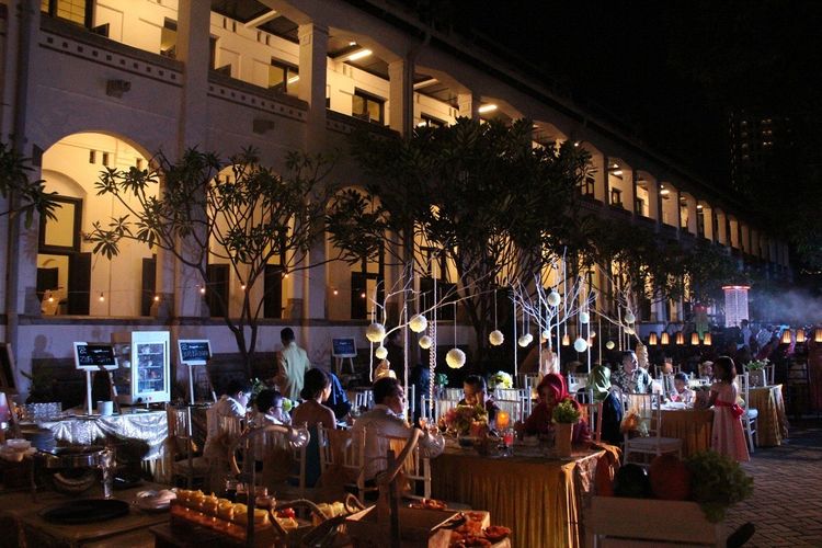 Suasana malam di kawasan Museum Lawang Sewu, Semarang, yang kian ramai dikunjungi wisatawan, terutama pada periode libur Natal dan Tahun Baru.