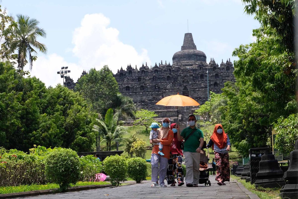 Sejumlah wisatawan berada di kompleks Taman Wisata Candi (TWC) Borobudur, Magelang, Jateng, Rabu (28/10/2020). Memasuki musim libur panjang kali ini  wisatawan dari berbagai daerah mulai mengunjungi kawasan wisata candi Borobudur meskipun tidak diperbolehkan menaiki candi dan hanya dibatasi hanya 3.000 pengunjung per hari. ANTARA FOTO/Anis Efizudin/aww.