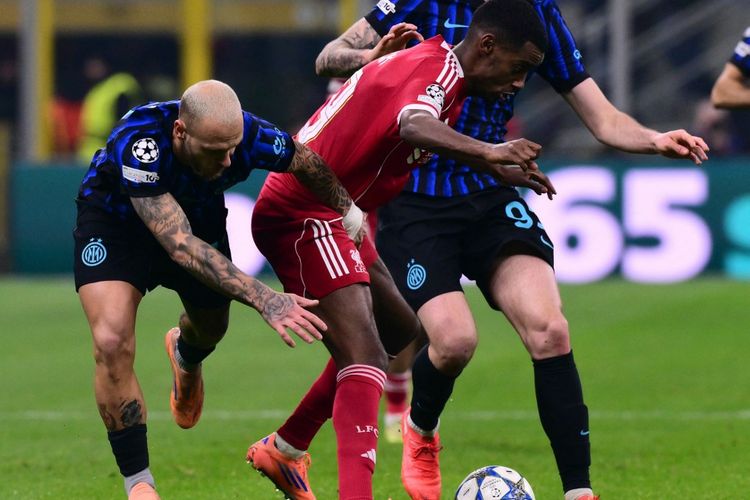 Alexander Isak dibayangi Federico Dimarco (kiri) dalam pertandingan sepak bola Liga Champions Inter Milan vs Liverpool di stadion San Siro di Milan, pada 9 Desember 2025. (Foto oleh Stefano RELLANDINI / AFP)
