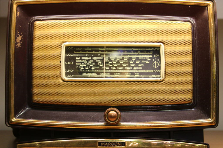 Radio yang ditemukan Guglielmo Marconi. Penemuan radio oleh Marconi telah menjadi salah satu teknologi penting di dunia.