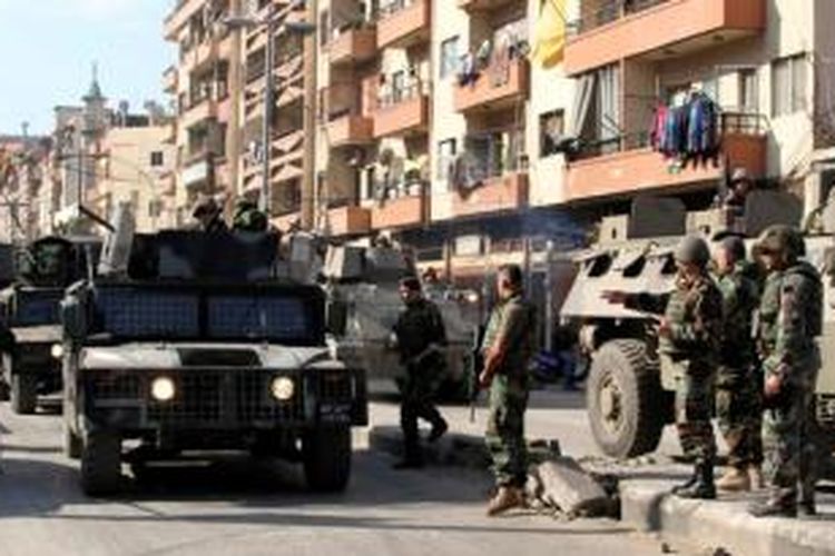 Pasukan Lebanon dan kendaraan lapis baja mereka saat berpatroli di kawasan Bab al-Tebbaneh, Tripoli yang banyak dihuni penduduk Muslim Sunni.