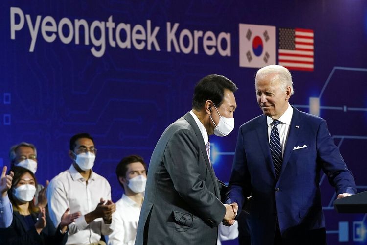 Presiden Joe Biden dan Presiden Korea Selatan Yoon Suk Yeol memberikan sambutan saat mereka mengunjungi kampus Samsung Electronics Pyeongtaek, Jumat, 20 Mei 2022, di Pyeongtaek, Korea Selatan.