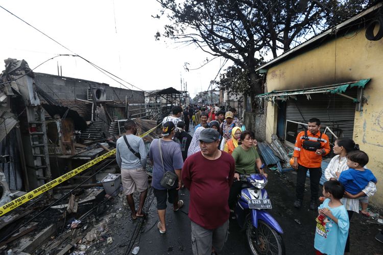 Warga melihat lokasi kebakaran di Kampung Tanah Merah usai ledakan Depo Pertamina Plumpang, Koja, Jakarta Utara, Sabtu (4/3/2023). Kebakaran ini mengakibatkan 17 orang meninggal dunia dan 51 orang luka-luka.