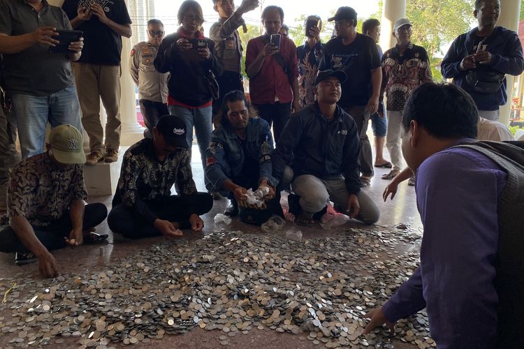 Petambak Indramayu Bawa 3 Karung Uang Koin untuk Bupati Lucky Hakim, Buntut Rusaknya Fasilitas Alun-alun